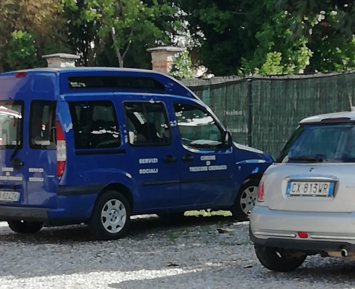 Al bar col furgone del Comune, sindaco “paparazzato”