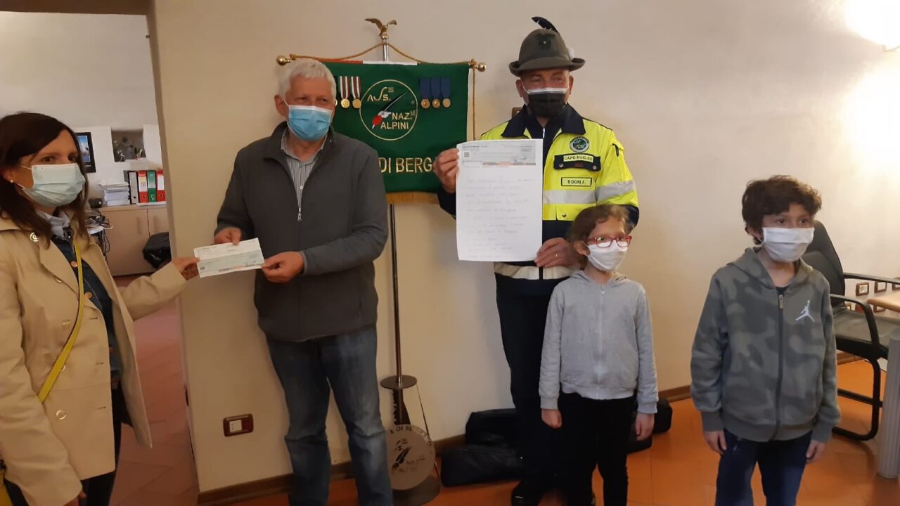 “Fiammazzurrarcene” dona 5mila euro agli Alpini