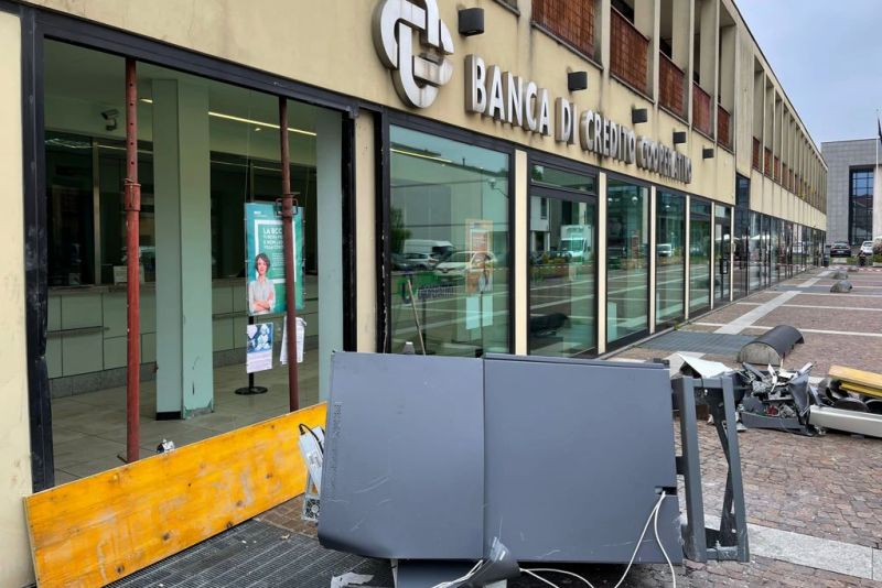 Tentano di rubare il bancomat alla Bcc, ma fuggono senza soldi