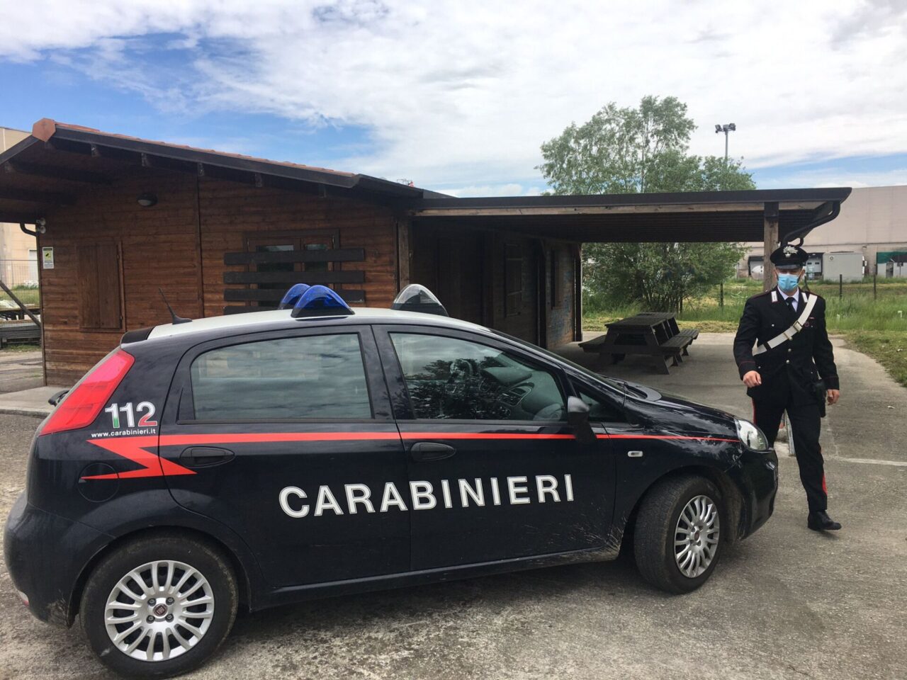 Danneggiano un capanno nel parco, 14 giovani denunciati