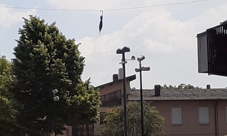 Su piazza San Lorenzo c’è un ombrello sospeso