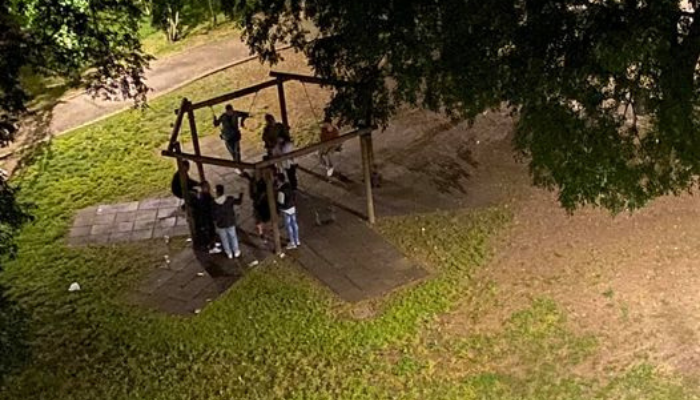 Urla, danni e sporcizia, parchetto “in ostaggio” di giovani maleducati