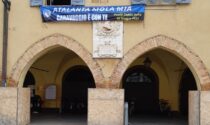 Uno striscione sul Municipio per tifare Atalanta, è polemica