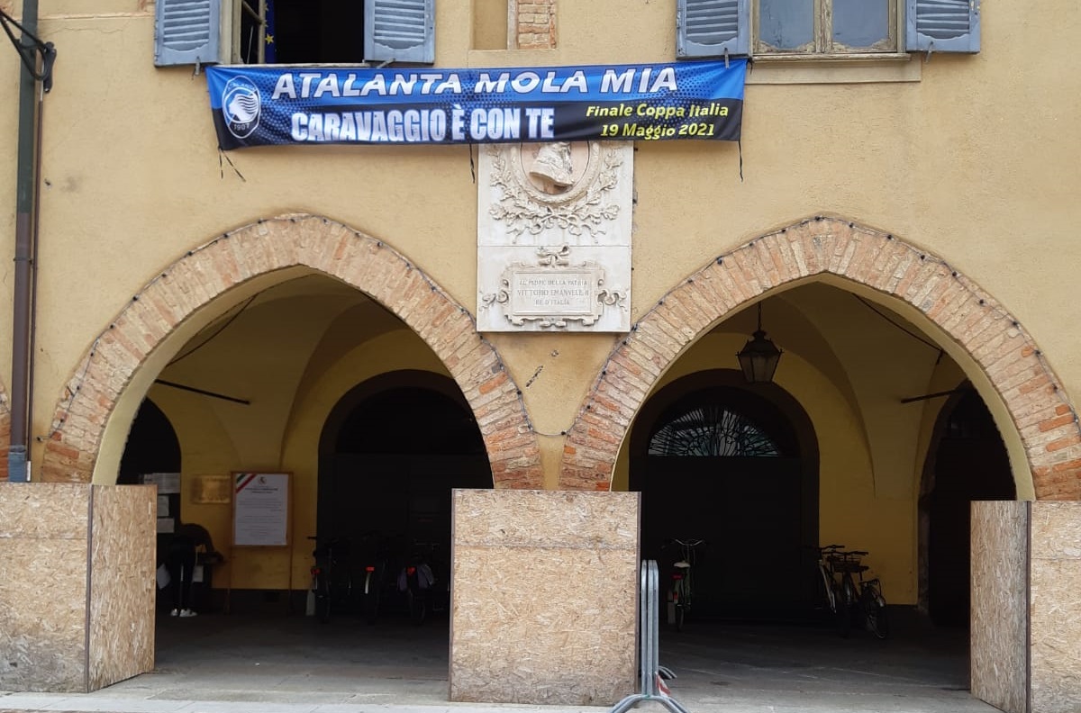 Uno striscione sul Municipio per tifare Atalanta, è polemica
