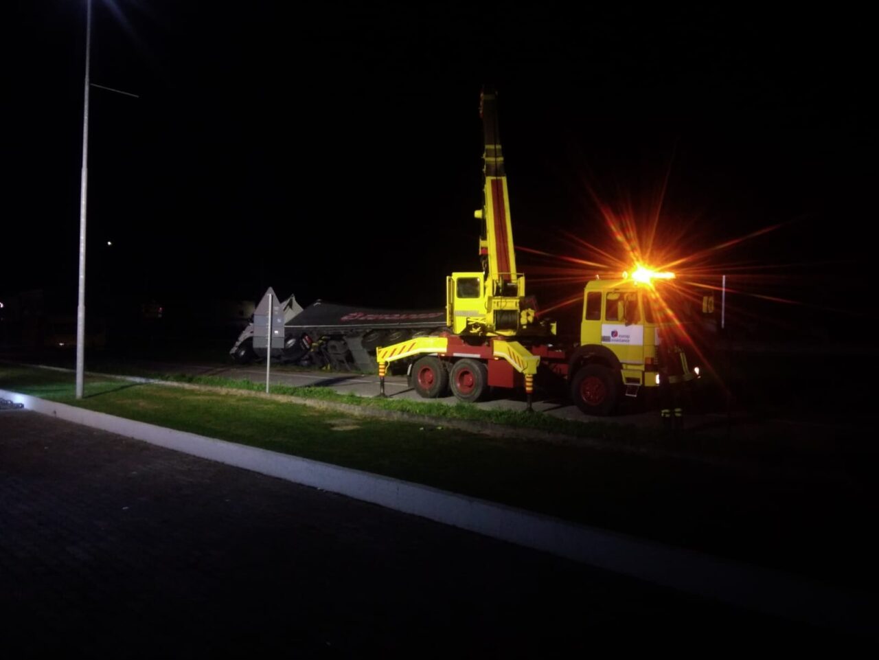 Tir si ribalta e perde il carico (tossico), il recupero è durato tutta la notte