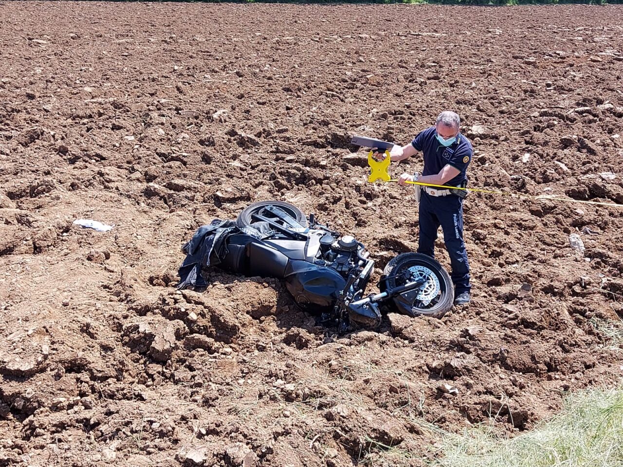 Fuori strada con la moto, elisoccorso per un 25enne