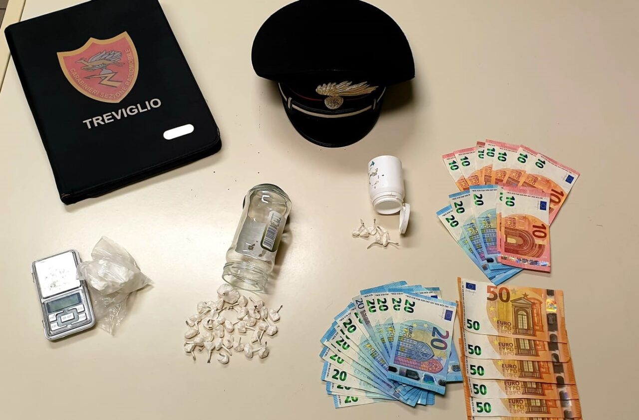 Inseguito dai carabinieri, in auto gli trovano la cocaina