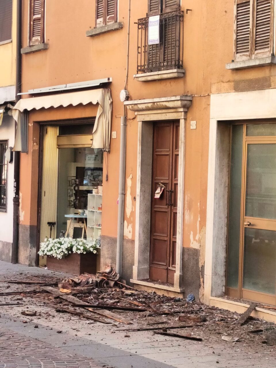 Crolla un cornicione, arrivano i Vigili del fuoco: le foto