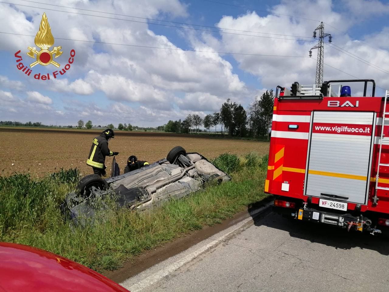 Schianto tra Covo e Barbata, auto si ribalta e finisce fuori strada
