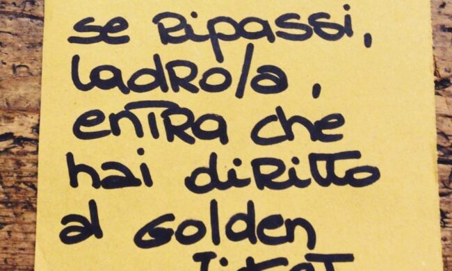 Il negoziante ironico scrive ai ladri: “Torna, hai diritto al Golden Ticket”