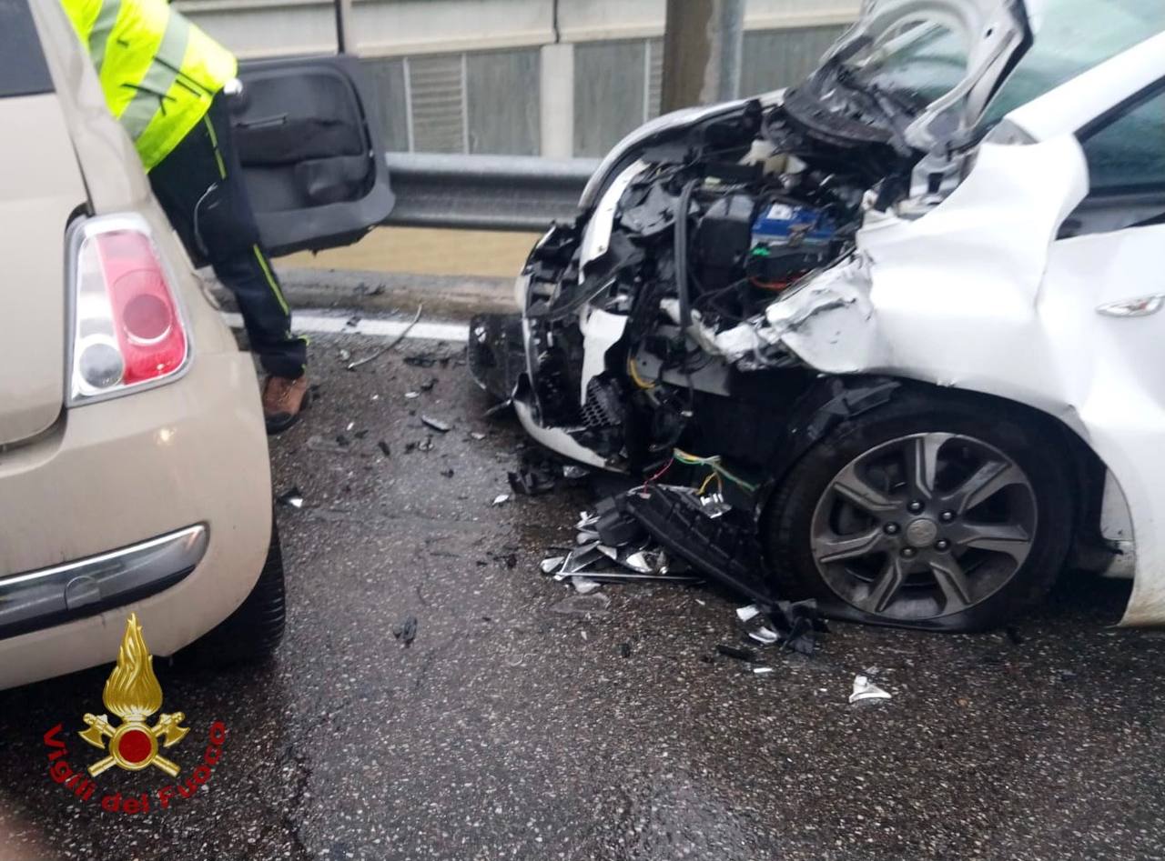 Schianto in via Quarenghi, tre feriti in ospedale