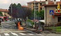 Colpisce la tubatura del gas con la trivella, fiamme in strada: arrivano i pompieri