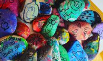 I sassi colorati di Morengo, le foto che fanno impazzire i social: tutti "a caccia"