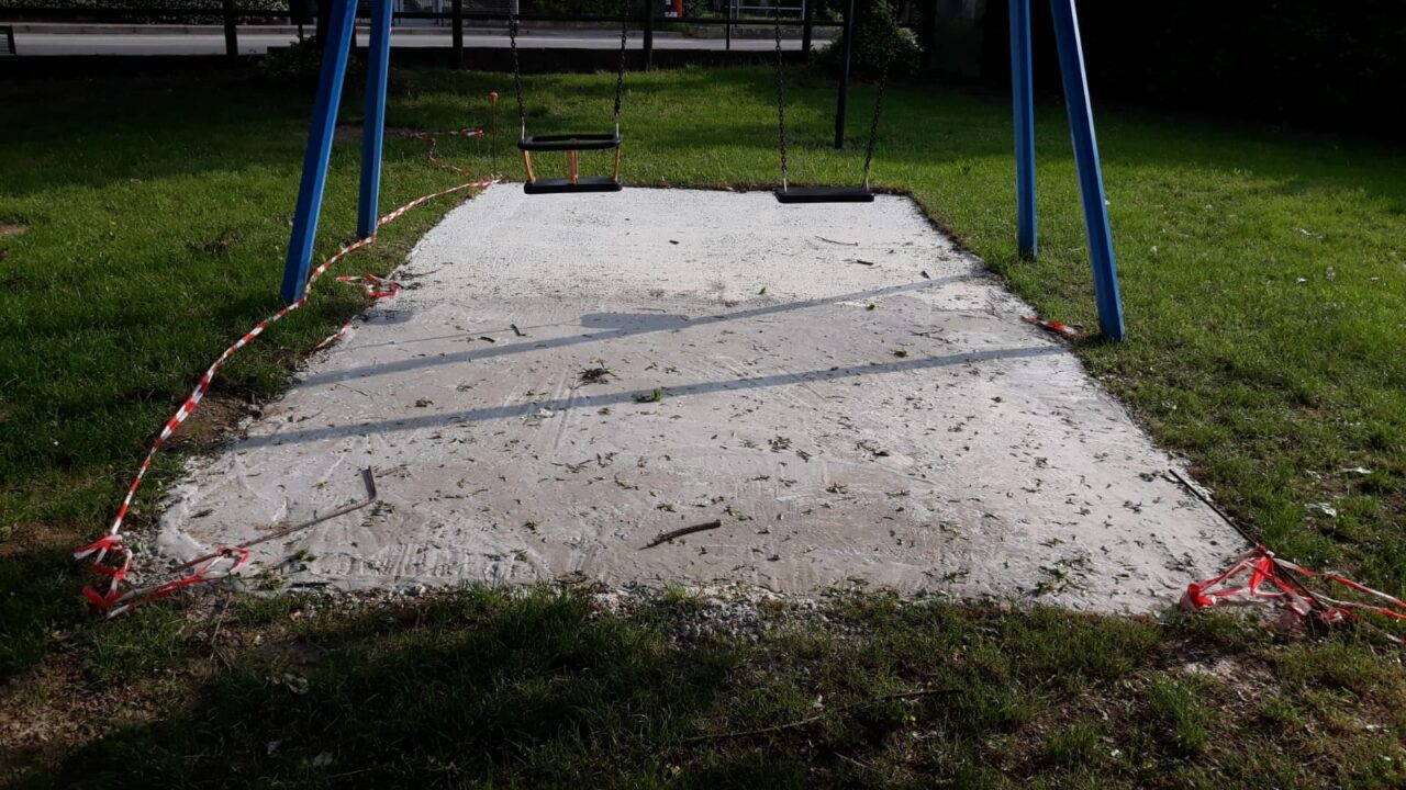 Vandali al parco: chi protesta si ritrova escrementi di cane in giardino