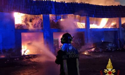 Incendio devasta un fienile a Castel Cerreto