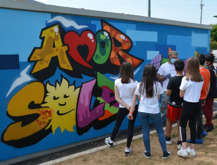 Gli studenti della “Ilaria Alpi” abbracciano la street art e sulla cabina elettrica spunta Dante