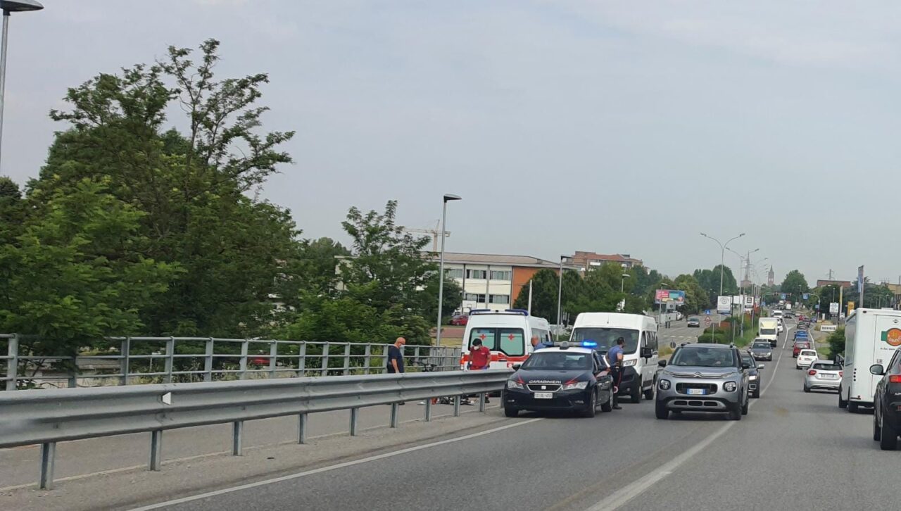 Cade dalla bici lungo la ciclabile, ferito 16enne