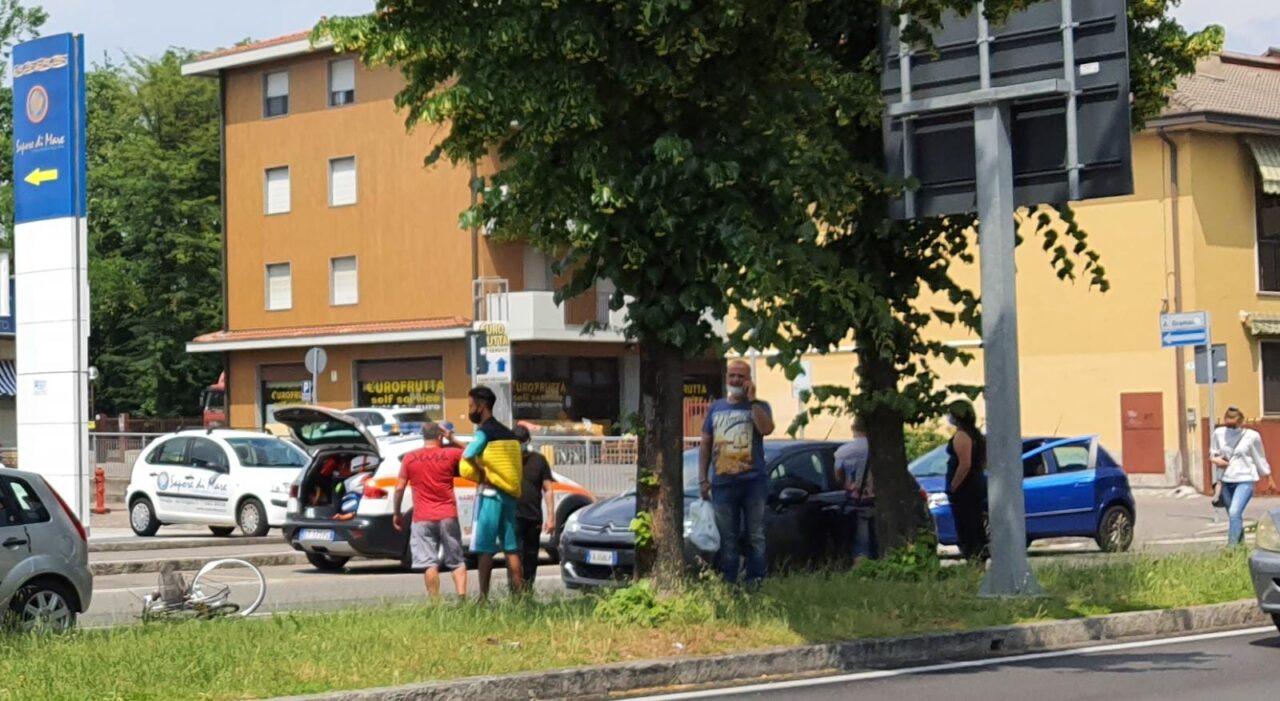 Ciclista investito sulle strisce pedonali, ferito un 43enne