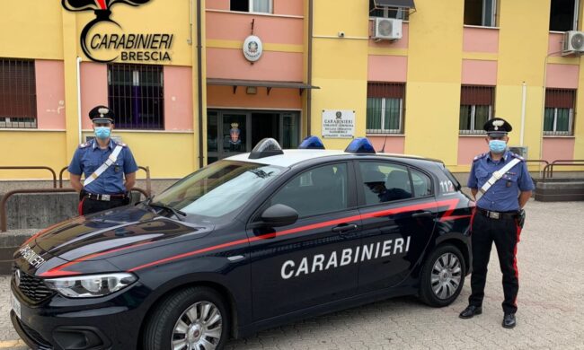 Tentano di estorcere denaro a un imprenditore e lo minacciano sparandogli (a salve): nei guai due giovani
