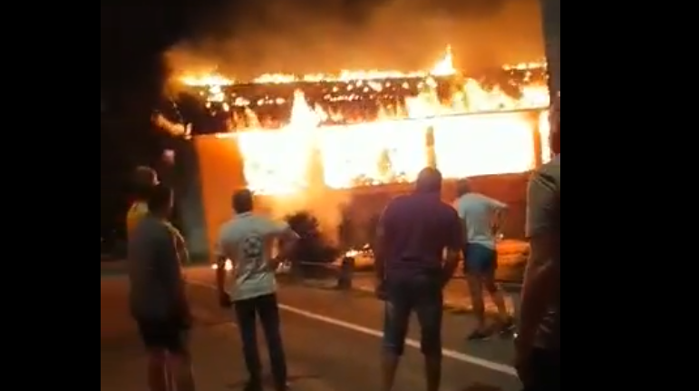 Castel Cerreto, i video del devastante incendio di stanotte