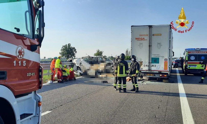 Tragico schianto contro un Tir, muoiono cinque operai: c’è anche un papà di Covo
