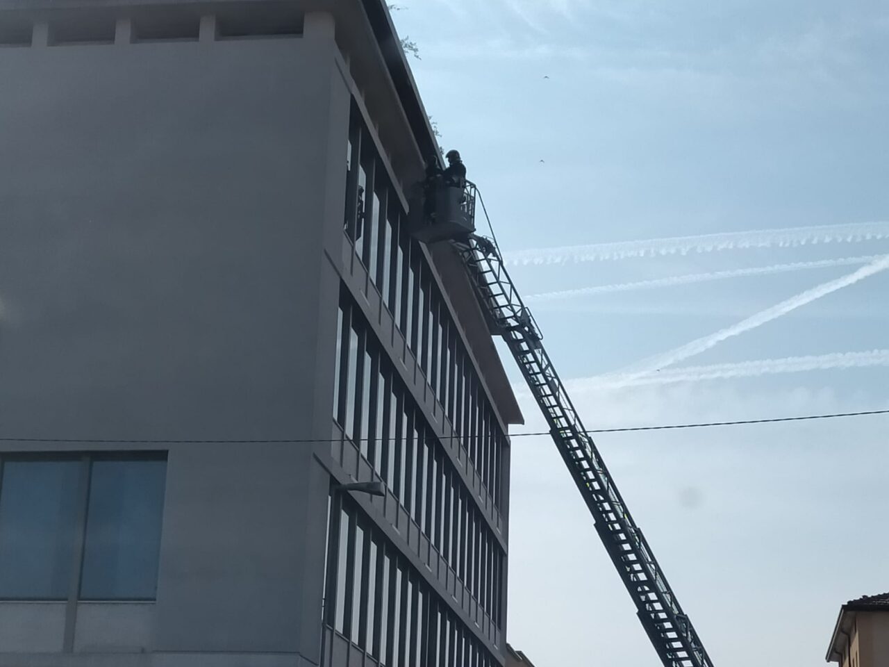 Crollano pezzi di cornicione, intervento in via Rossini