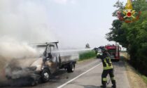 Furgone in fiamme, pompieri in azione a Martinengo