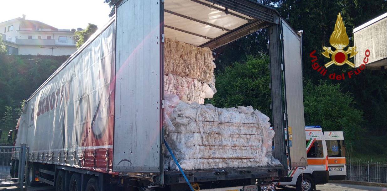 Schiacciato da un imballo di plastica di tre quintali, muore operaio 59enne