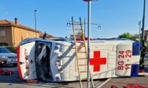 Auto contro ambulanza, quattro feriti