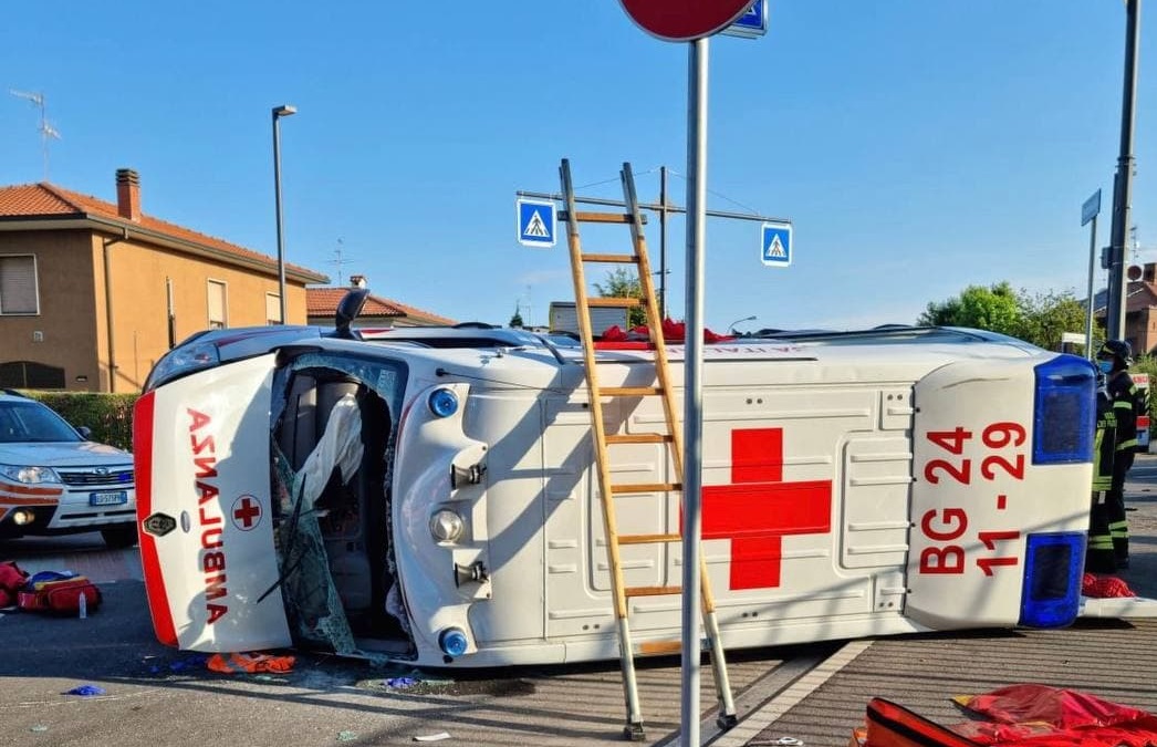 Auto contro ambulanza, quattro feriti