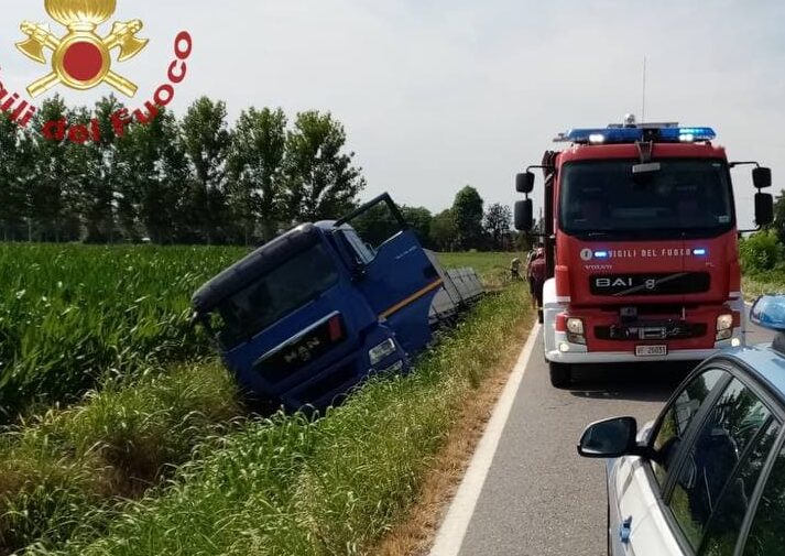 Per schivare un camion finisce fuori strada: ferito