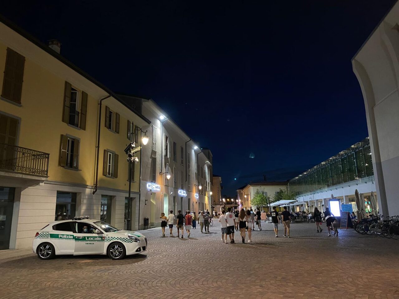 Petardi al parco, incendio evitato grazie alla Polizia locale