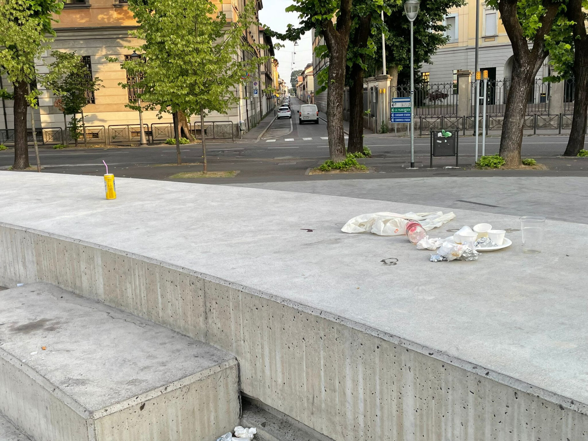 Piazza Setti Treviglio degrado rifiuti