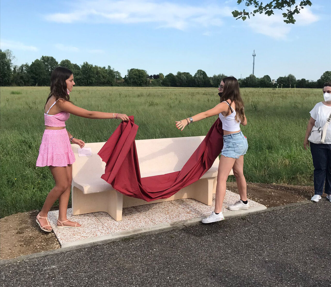 Inaugurata la panchina a ricordo di mamma Samanta