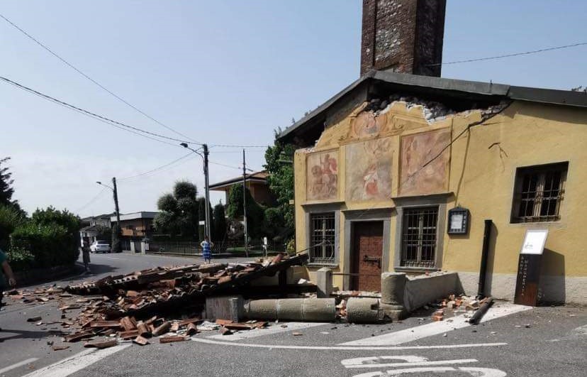 Tir sbaglia manovra e distrugge il portico di una chiesetta cinquecentesca
