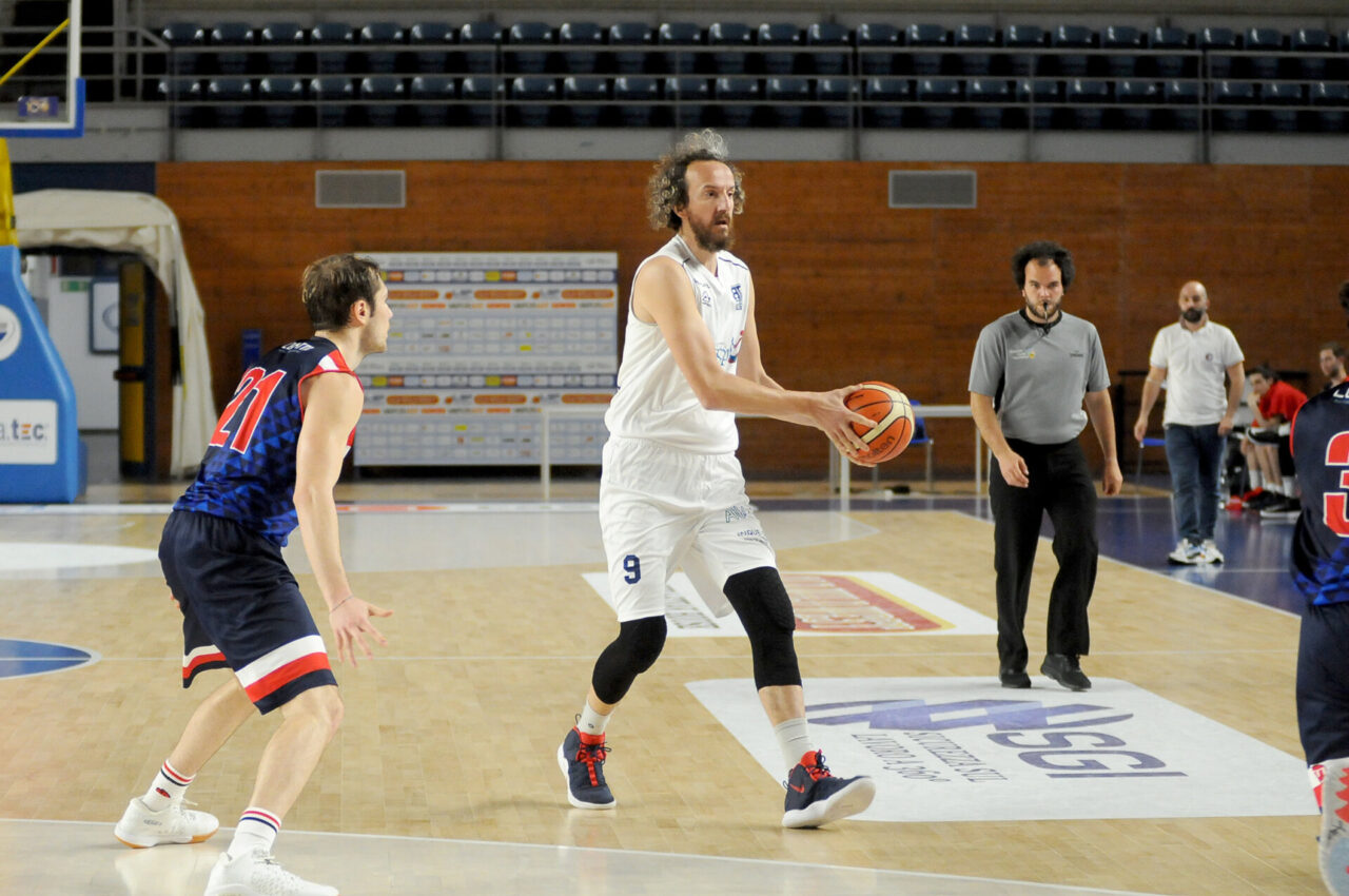 Romano Basket saluta il totem Paolo Chiarello