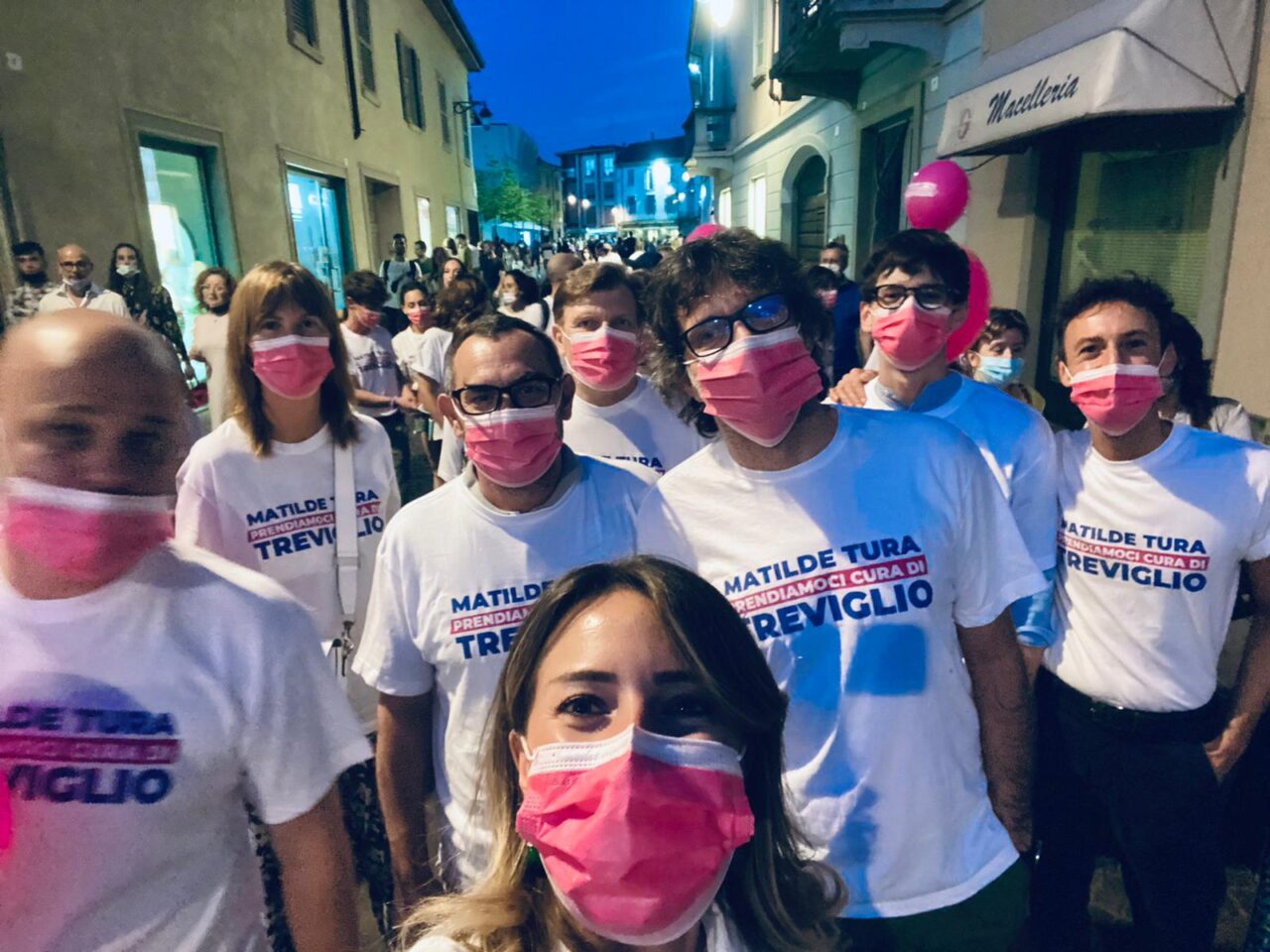 Niente gazebo, Tura organizza una maxi passeggiata con i suoi sostenitori. Imeri: “Dovrebbe conoscere le regole…”