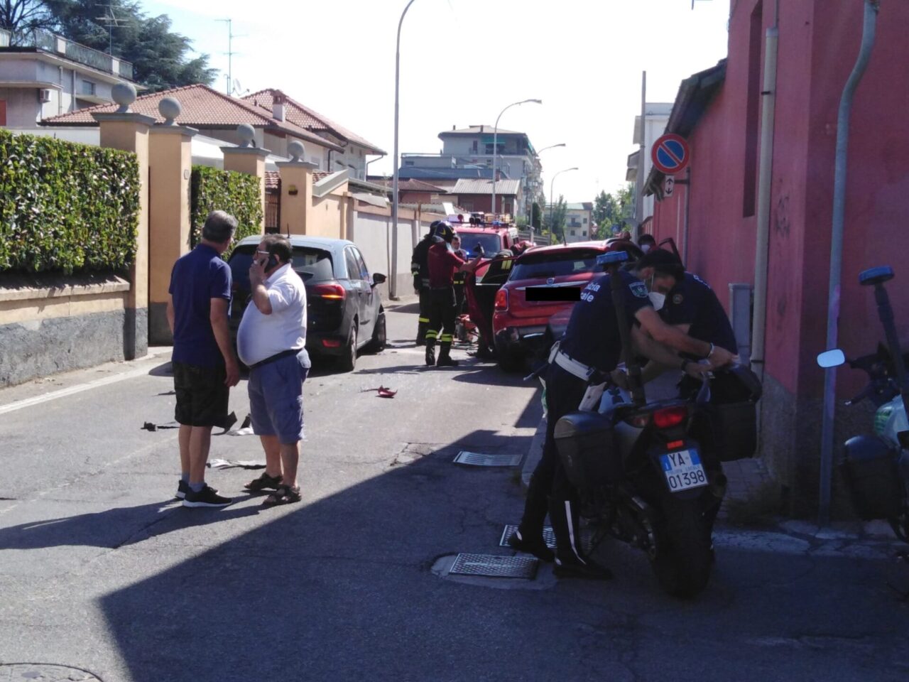 Non rispetta lo stop e centra un’auto in via Trieste