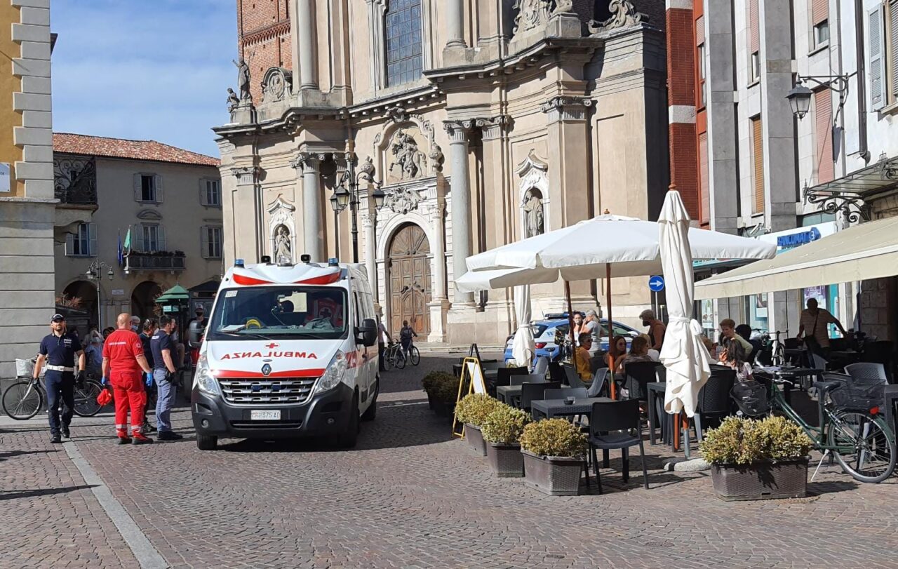 Dà in escandescenze in piazza, arriva la Polizia