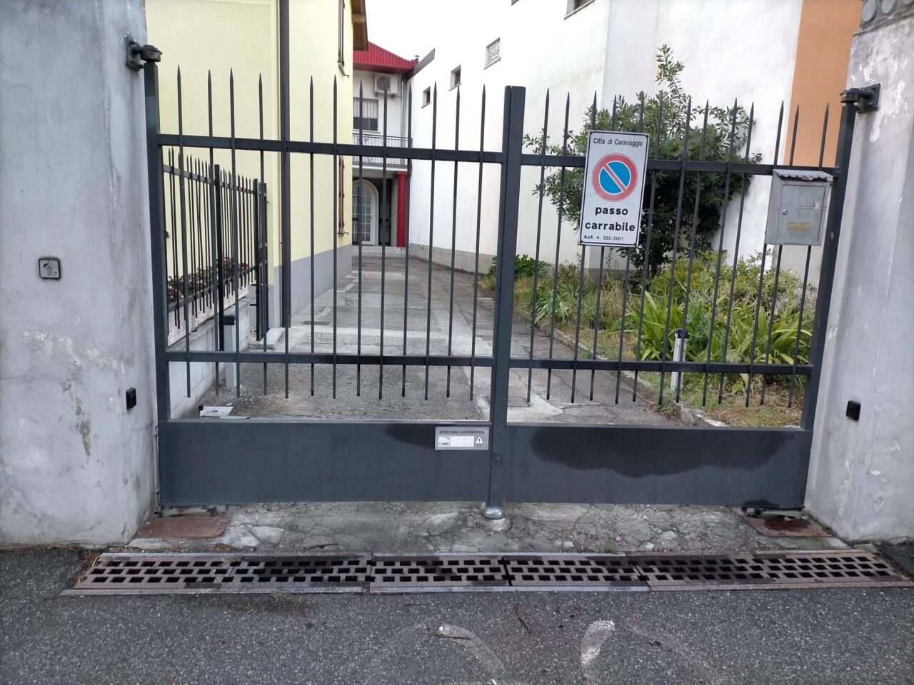 Per consegnare un pacco resta infilzato nel cancello, grave fattorino 24enne