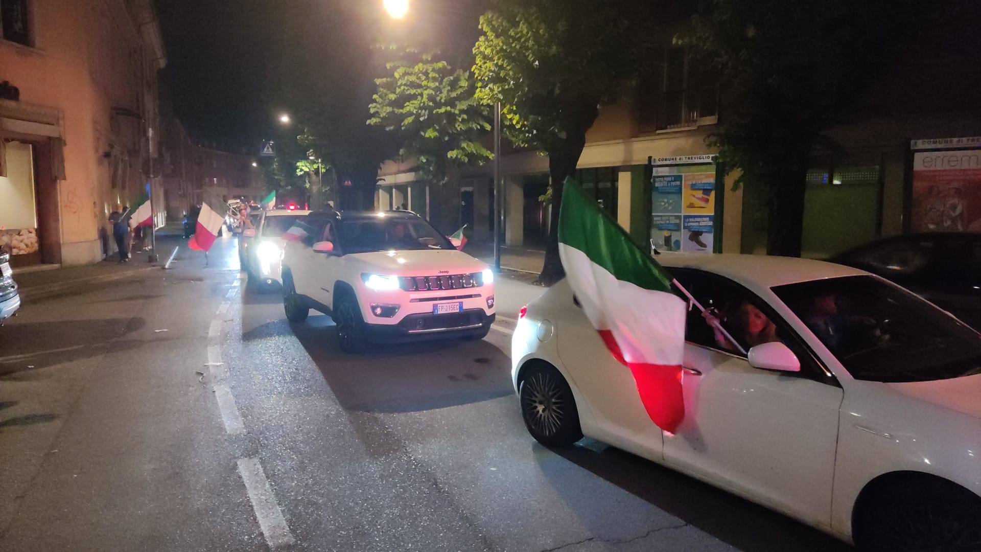 Festa sulla circonvallazione a Treviglio per l'Italia campionessa d'Europa
