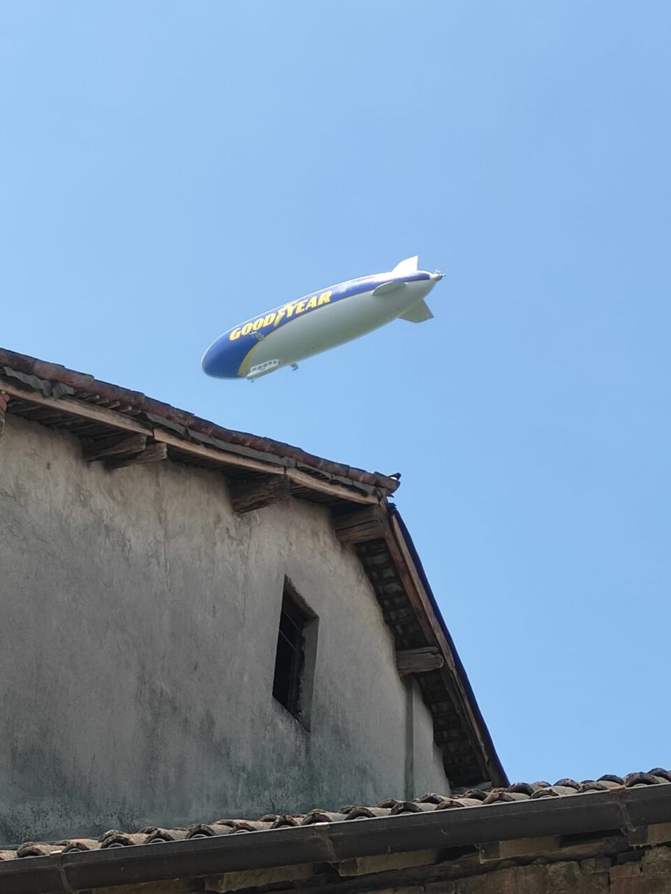 Un enorme dirigibile in volo sulla pianura e sull’Adda