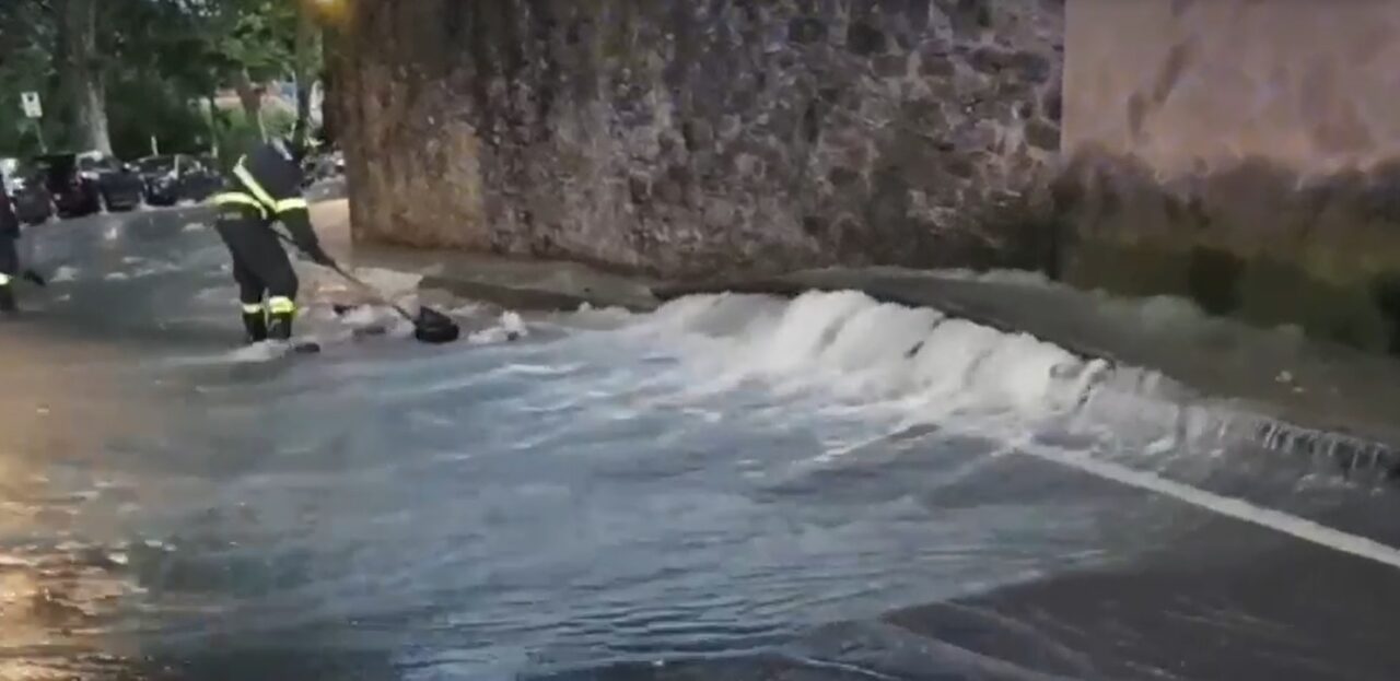 Si rompe un tubo e la strada diventa un torrente: impressionante video da Città Alta