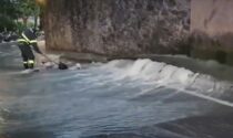 Si rompe un tubo e la strada diventa un torrente: impressionante video da Città Alta