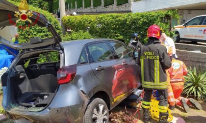 Investita da un'auto in manovra resta incastrata sotto la vettura