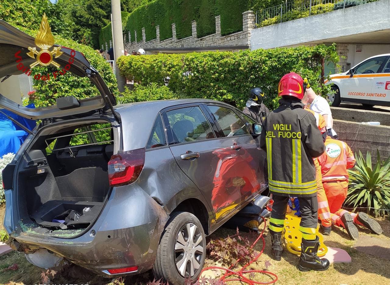 Investita da un’auto in manovra resta incastrata sotto la vettura