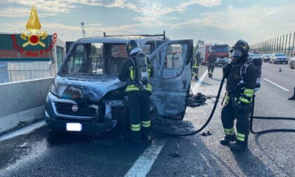 Furgone in fiamme sull'autostrada A4