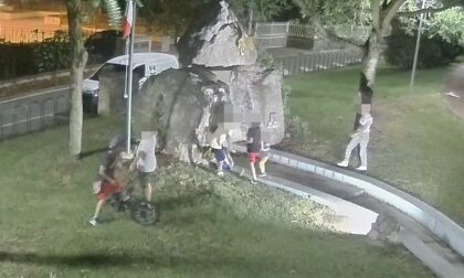 Bimbi sparpagliano indumenti sul monumento, il Comune minaccia sanzioni ai genitori