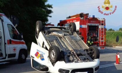 Si scontra contro l'auto della vigilanza e poi scappa a piedi nei campi