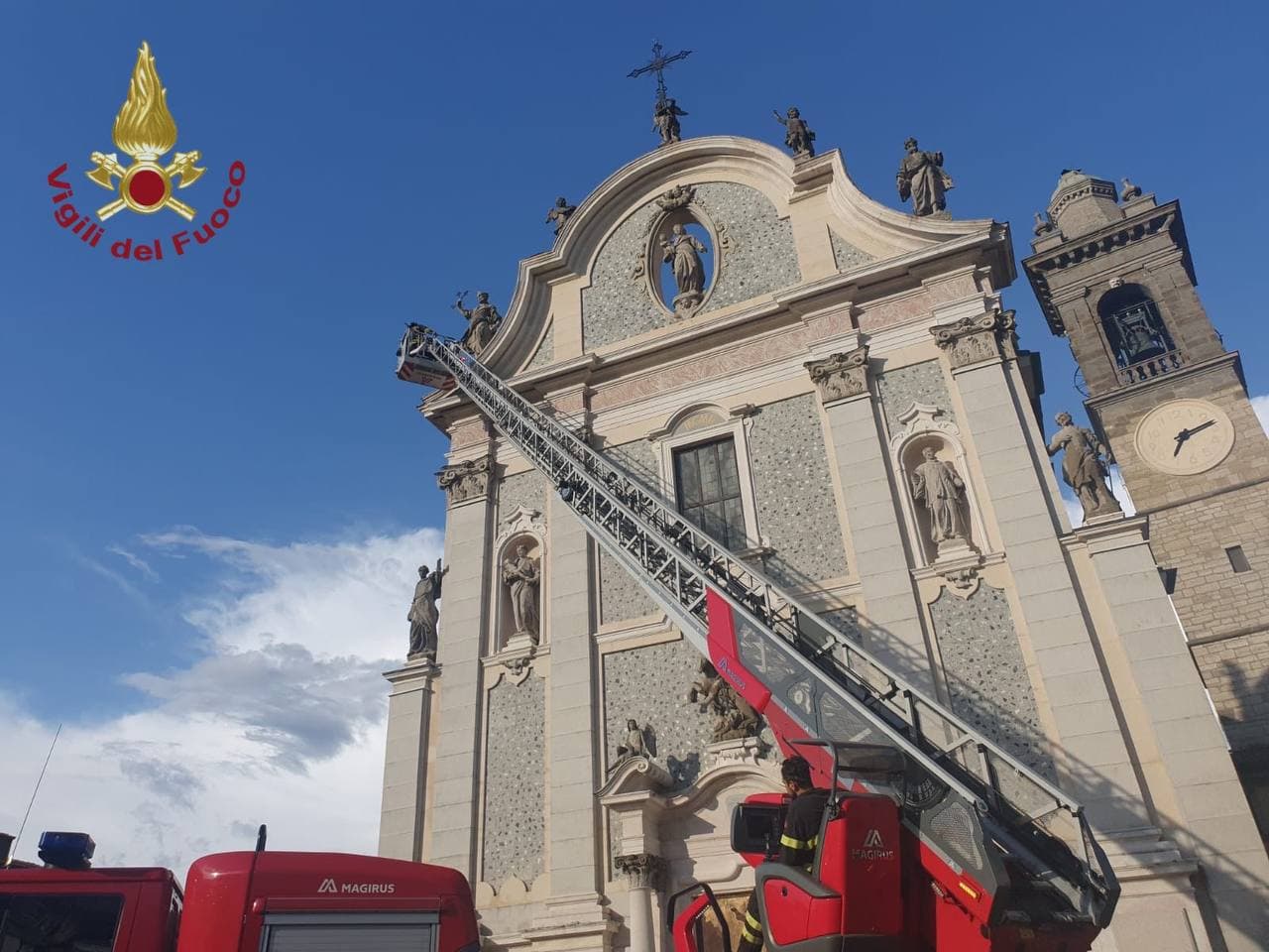 Treviolo, statua cade sulla piazza dal campanile